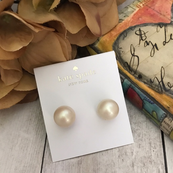 KATE SPADE • Reversible Pearl Spade Logo Earrings - Picture 7 of 8